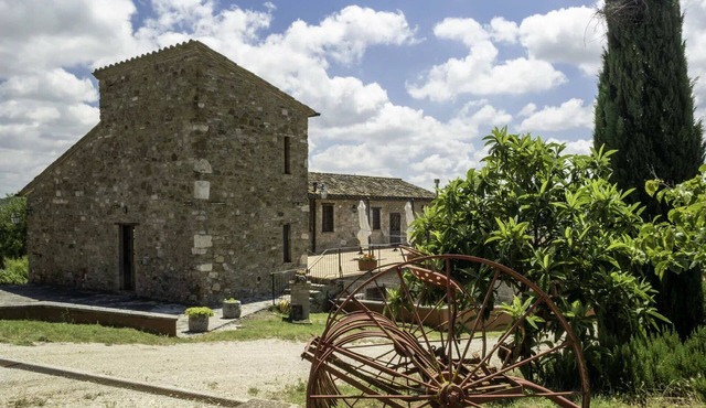 Lovely room for 2 guests with A/C, WIFI, pool, TV and pets allowed, close to Perugia in Agello