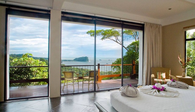 Lux Jungle Villa w/5 suites, Private Pool, Pacific Ocean Views, Game room