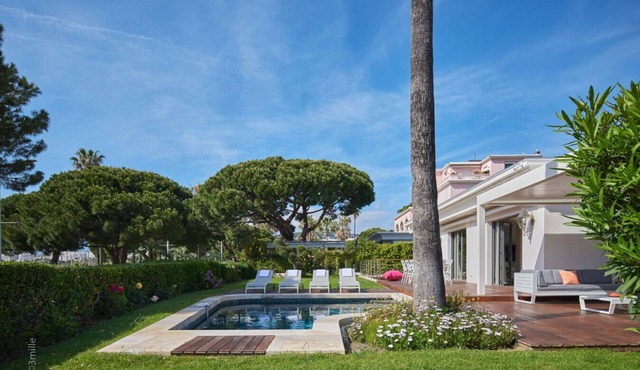 Luxurious Seaside Villa with Pool & Sea View by Plage du Midi in Cannes