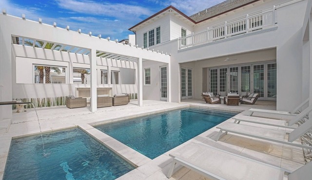 Luxurious Villa with Balcony Views + Outdoor Pool + Full Kitchen + Grill Station