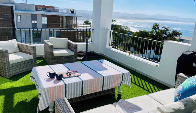 Luxury 3-Bed Sea-View Apartment in Plett: Ocean, Lagoon & City Vistas