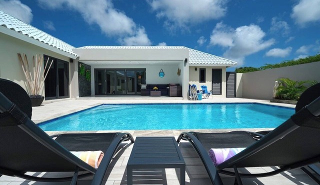 Luxury 4BR Villa Private Pool Near Beach & Airport