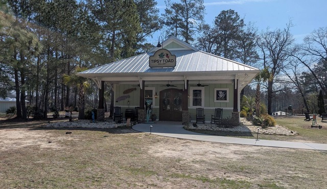 Luxury Lodging, Lakefront View, King Bed w/Private Bath, Private Patio, Full Efficiency Kitchen. Pet Friendly