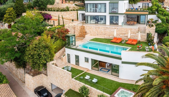 Luxury villa with panoramic sea views, a swimming pool, and easy access to Monaco. in Roquebrune-Cap-Martin