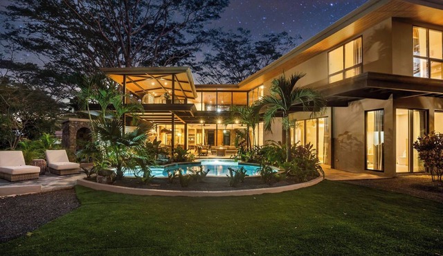 Luxury Villa - 3 Mins Golf Cart to Beach - Fully Staffed