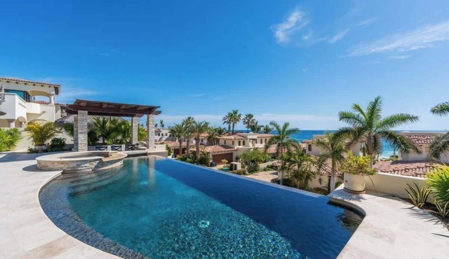 Luxury Villa with Infinity Pool & Jacuzzi!