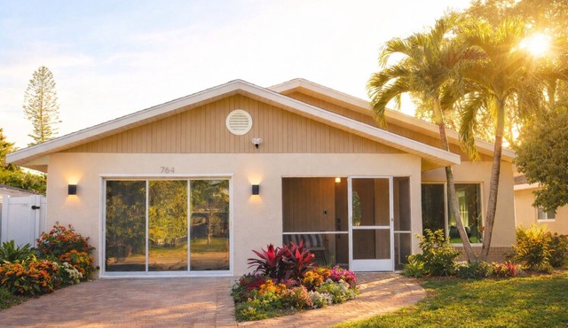 Modern Coastal Villa Private Fenced Yard Minutes to the Beach