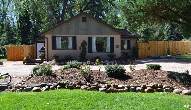 Modern, Fresh and Beautiful 2 Bedroom Cottage!