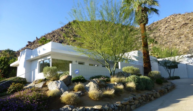 Modern Hillside Retreat+Private+Great Views+Wind-Protected +Paradise!