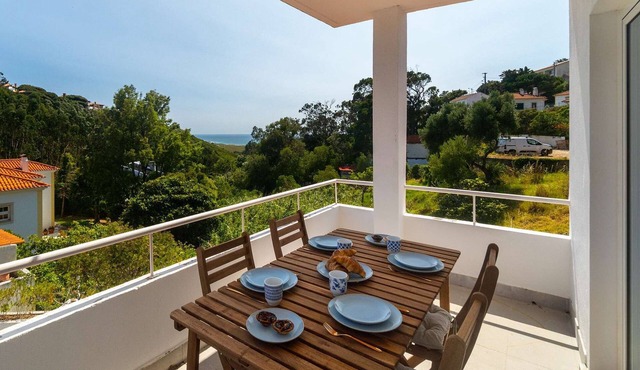 Modern House With Balcony & AC Close To The Sea in Alcabideche