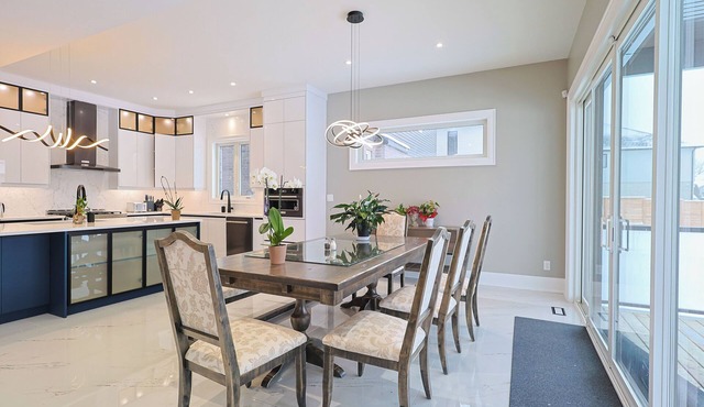 Modern Masterpiece 6 Bedroom Villa in Niagara Falls in Niagara Falls