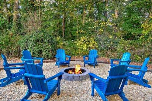 Modern Villa w Pool Hot Tub & Games in Greensboro