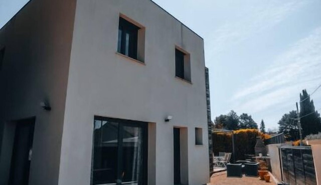 Modern villa with Jacuzzi near Avignon in Le Thor