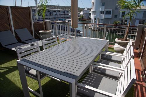 Modern Waterfront 2BR with stunning water views of canals