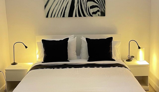 Modern Zebra Suite w/Sauna near Niagara in St. Catharines