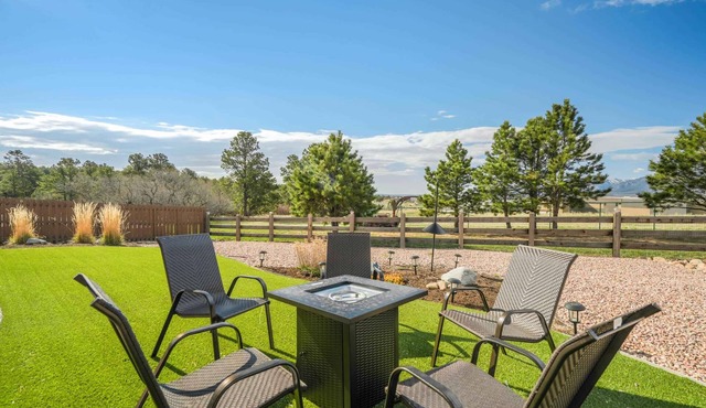 Mountain Breeze! Fire Pit, Air Hockey & Views!