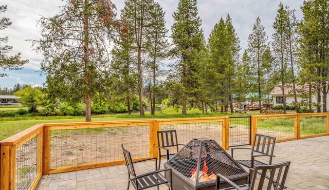 New 4 bedroom Home Along the Canal and Close to Sunriver!