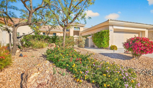 NEW! Beautiful, Sun City 2bd 2ba 1624sf home, amenities, golf cart & clubs 55+ in Palm Desert