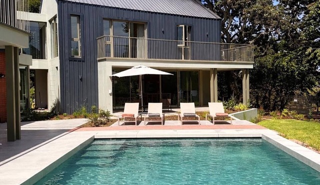 New, stylish, 3 bedroom home, with infinity pool and Table Mountain views