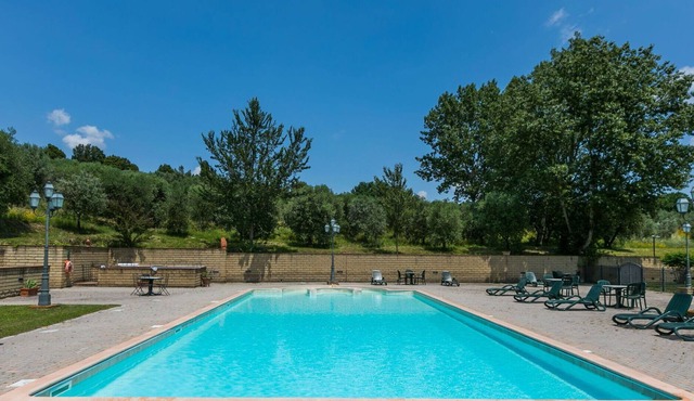 Nice apartment in villa for 4 guests with pool, A/C, WIFI, TV and parking in Capraia E Limite