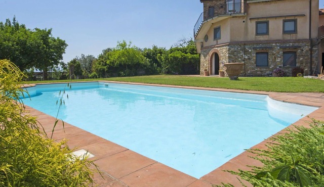 Nice apartment in villa for 4 people with WIFI, A/C, pool, TV and parking