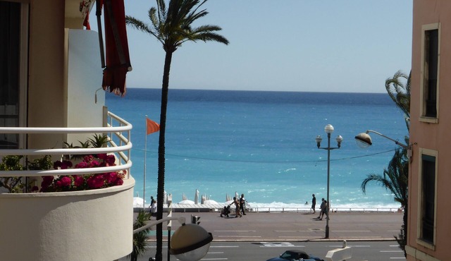 Nice Centre- Apartment with balcony and stunning sea view in the golden square. in Nice