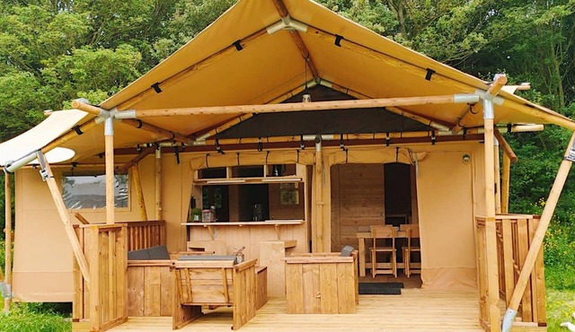 Nice tent with bathroom, near a recreation area in Noord-Scharwoude