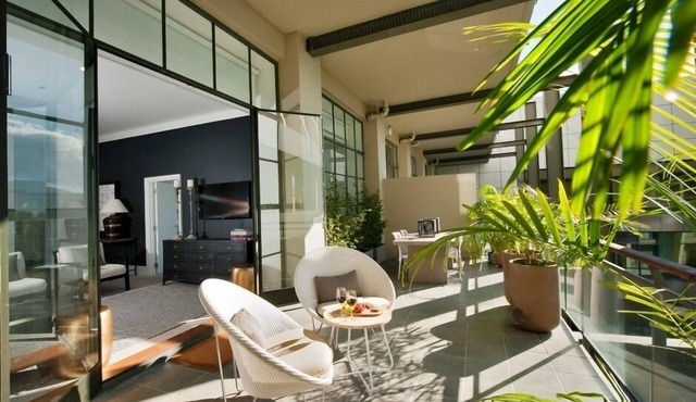 NY-style apt, 2 bed, large sunny terrace, rooftop pool, Auckland City