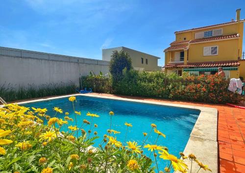 Oceans house - Pool, Sauna, 26 Sleeps, 7m to beach in Carcavelos