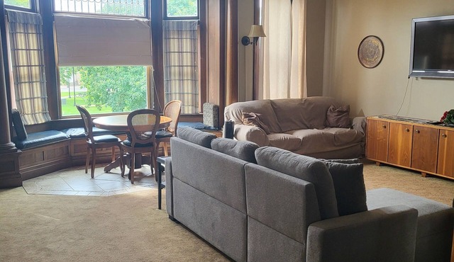 Parkview Beardstown Home with a View 3-Bedroom, WiFi, A/C, Full Kitchen & Dining