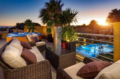 Penthouse Duplex Rooftop Jacuzzi 4 Rooms 6 beds 8 Persons in Cascais