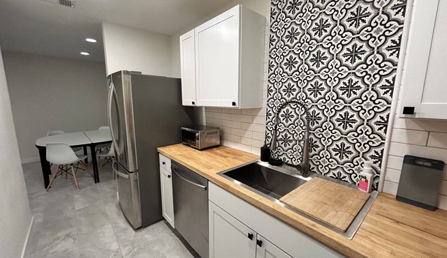 Perfect 1-bedroom condo with AC in sunny Palm Springs.