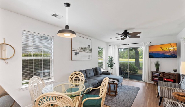 Perfect Year-Round! 1st floor golf course condo, pool & hot tub, close to beach
