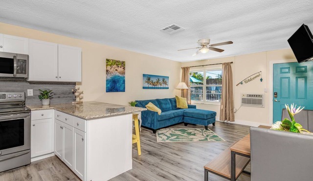 Pineapple Poolside Suite with Full Kitchen in Sunny Fort Myers Beach