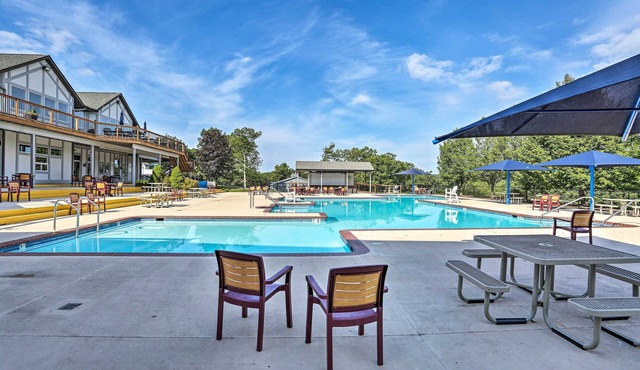 Poconos Getaway: Indoor Pool, Walk to Chair Lift!