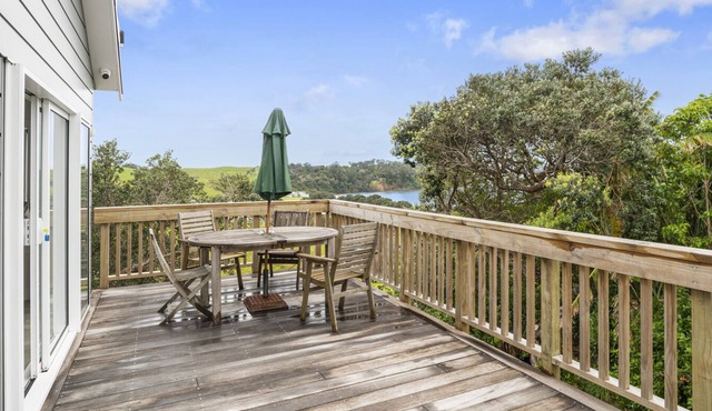 Pohutukawa Paradise - Martins Bay Holiday Home