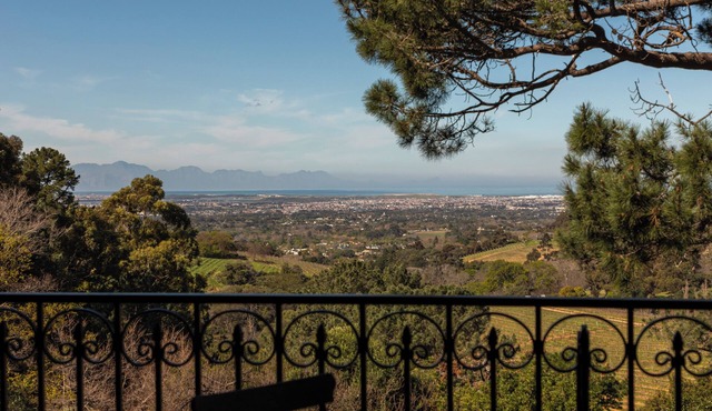Pointers Villa with views of the vineyards, ocean and breathtaking sunrises in Cape Town