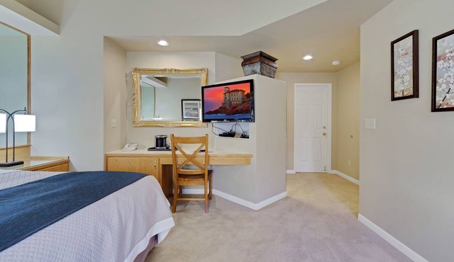 Private Mt. Bachelor Village suite in Bend with access to resort hot tubs/pool