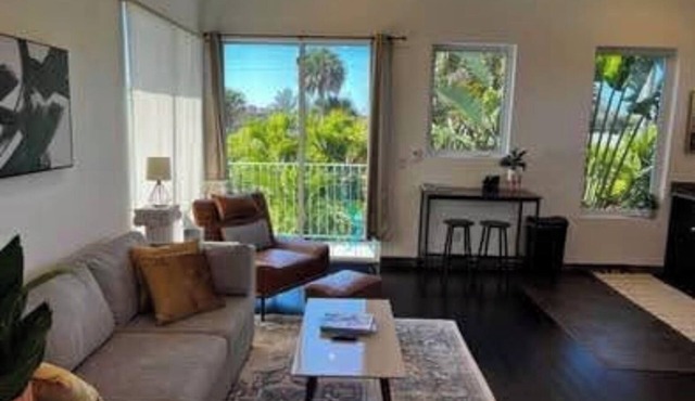 Private Tree Top studio - 1 mile to 5th Ave, all the action & Naples Beach! in Naples