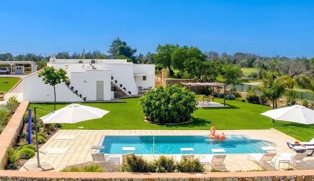 Quiet countryside mansion with large pool & garden