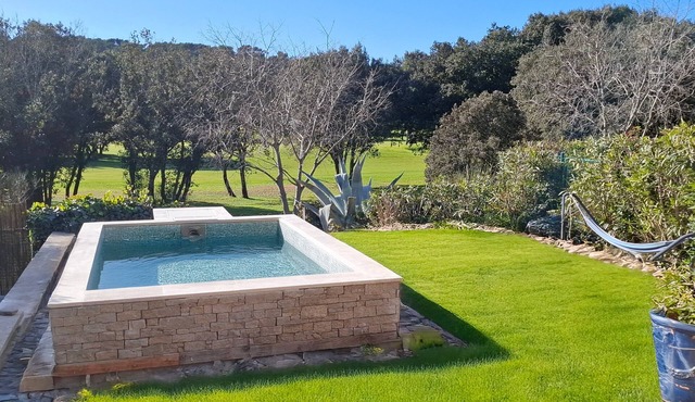 Quiet, facing the golf course, 5 minutes from the town center, very central in Nimes