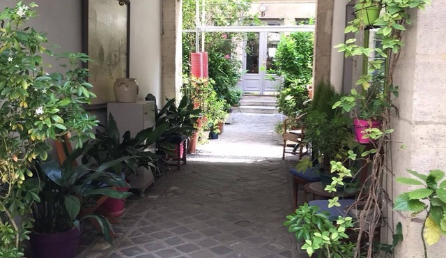 Quiet room, 5th floor WITHOUT elevator for ONE GUEST ONLY! in Paris