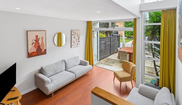 QV Stays Modern Spacious Multi-Level Townhouse