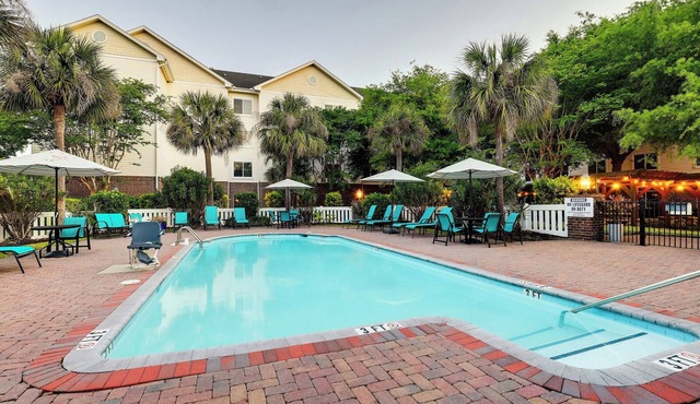 Relax in a Mount Pleasant 2BR Suite, Comfortable Layout Near Beachside SerenitY