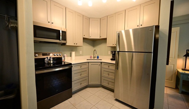 Relaxing room in 8 unit Inn in beautiful Sanibel with bikes, beach gear & more
