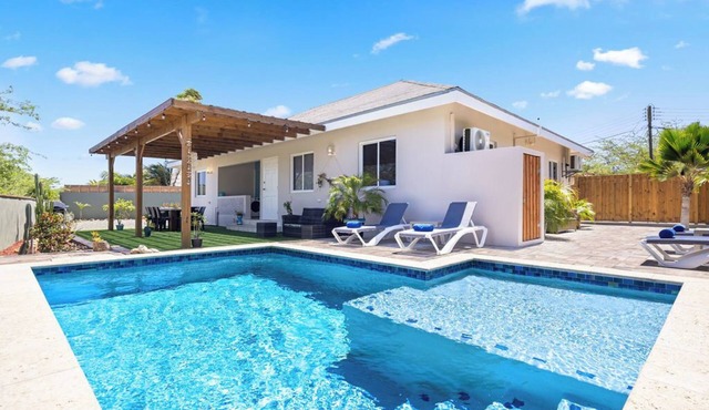 Renovated ~ PrivatePool ~ OutdoorDining ~ Location