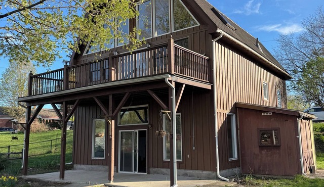 Riverfront 2-bedroom house tons of light, AC, deck & patio Sleeps 8 Pet Friendly in Fort Edward