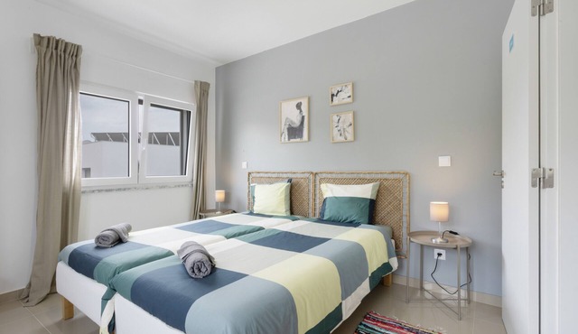 Room 'Ruby' with Shared Pool, Shared Terrace and Wi-Fi in Lourinhã