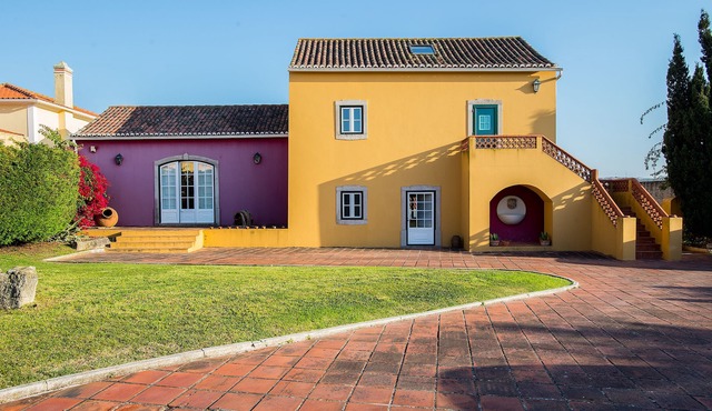 Rustic with a Fantastic pool and garden; 5km from Beach