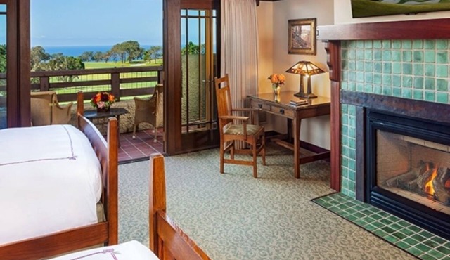 Secluded Oasis in Torrey Pines! Swimming Pool, Onsite Golf Course, Pets Allowed!